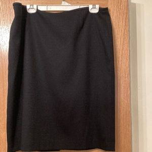 Le suit women pencil skirt. Size 14. Black color. Polyester/rayon. Lined.